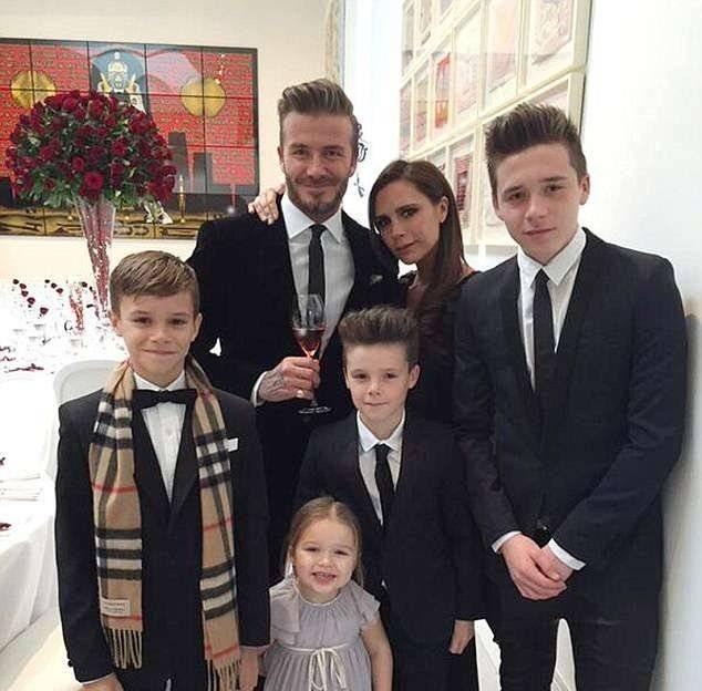 维多利亚·贝克汉姆|48岁贝嫂维多利亚,否认隆鼻,尽管她承认做过隆胸手术