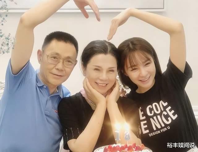 沈梦辰|沈梦辰一家游桂林！沈爸沈妈现场秀恩爱，戴5000多元耳坠好贵气