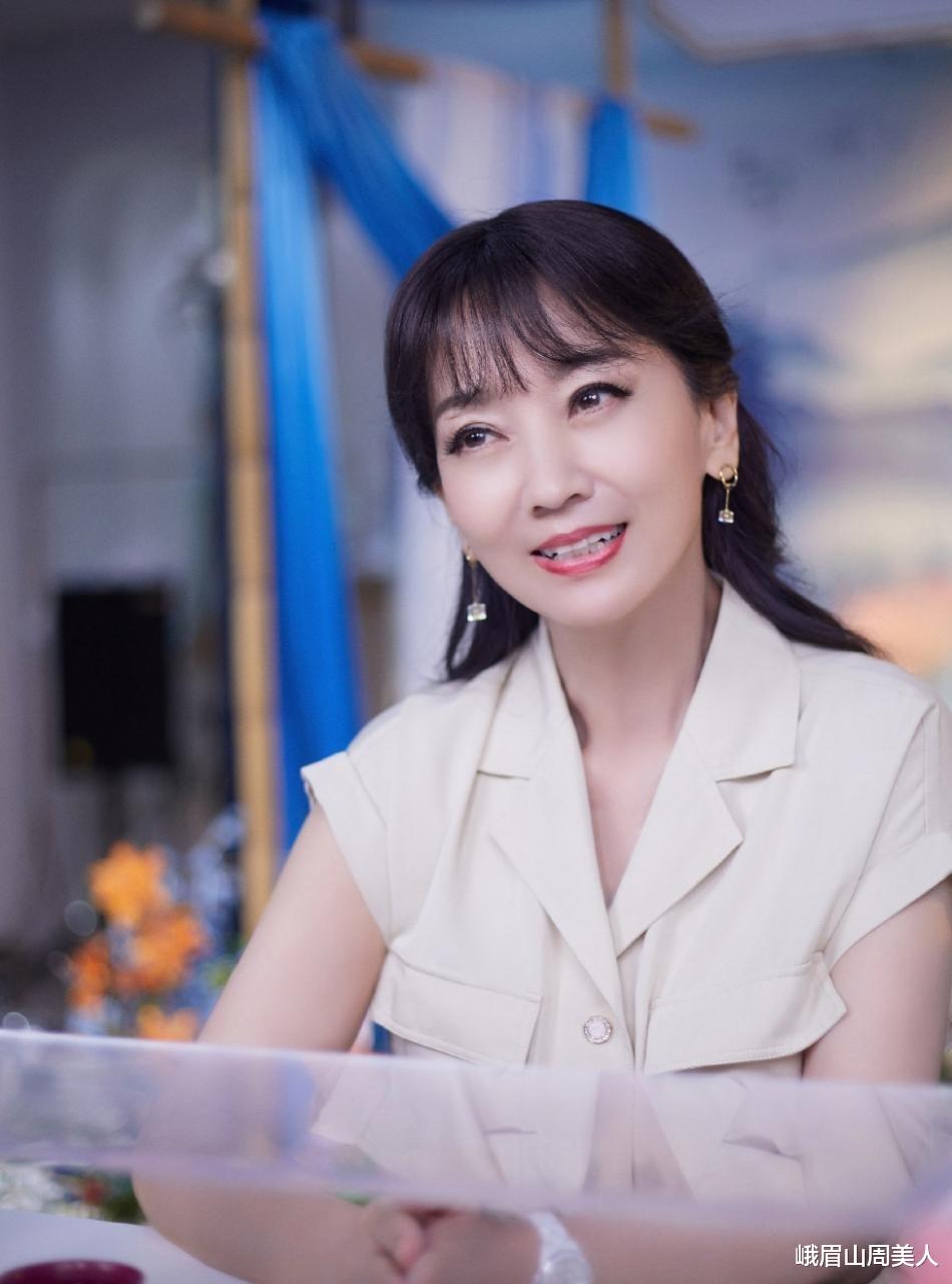 发型 4、50岁的女人少留这“5种”发型，不仅大妈感十足，还显老没气质