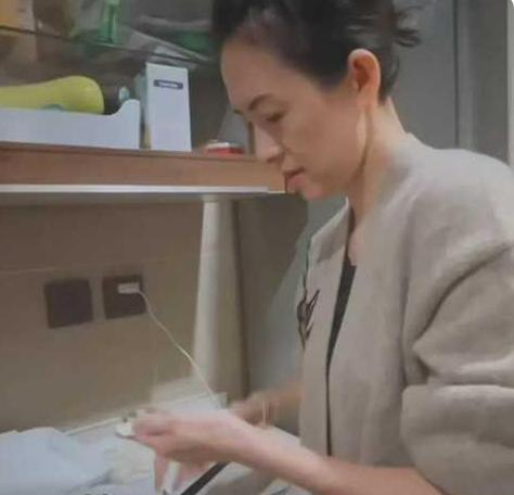 章子怡|章子怡晒下厨视频,其父罕见出镜,穿围裙不停指导,汪峰风格大变