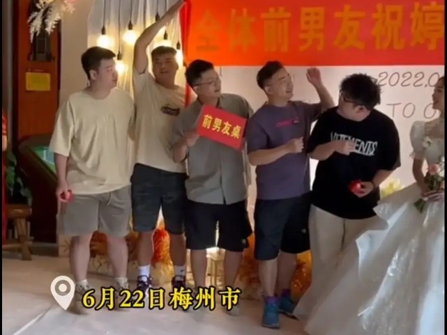 梅州一女子结婚,9名前男友拉横幅祝贺,网友:求新郎心理阴影面积