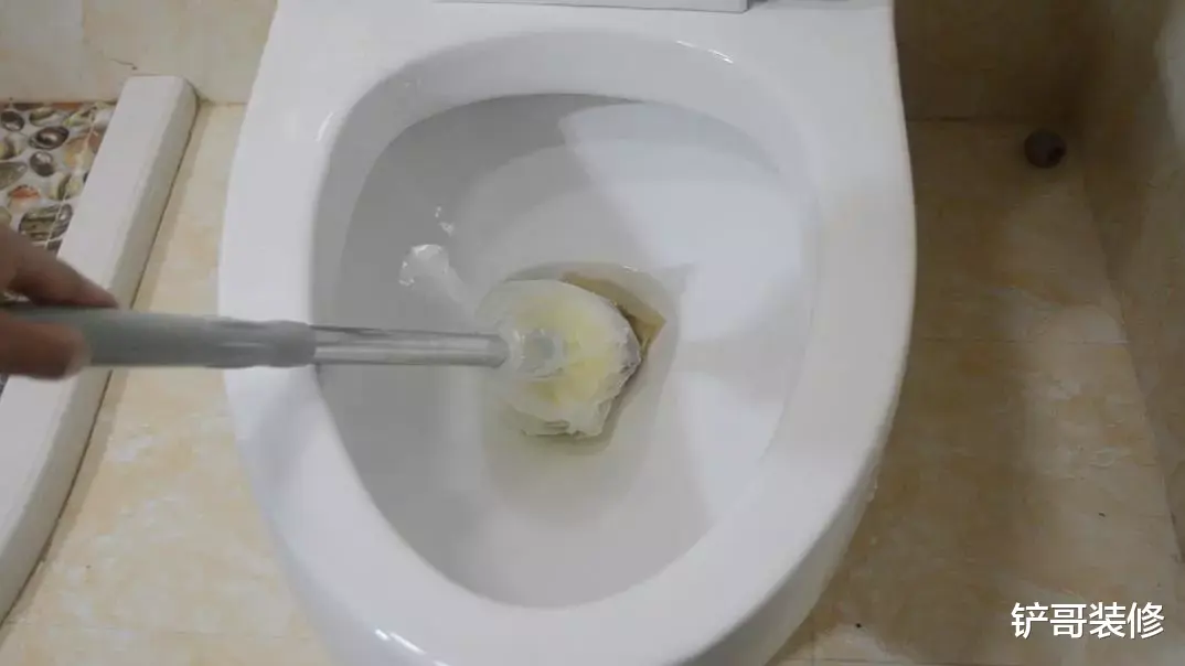马桶堵塞别用热水冲!只需用一个塑料瓶,快速疏通无异味