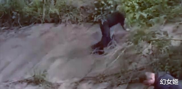 湖北|湖北一男子钓鱼走近道，脚下一滑掉进了水中，第一件事却是拍视频