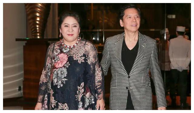 向太|向太晒年轻时候旧照,清新脱俗五官精致,优雅大方超像儿媳郭碧婷