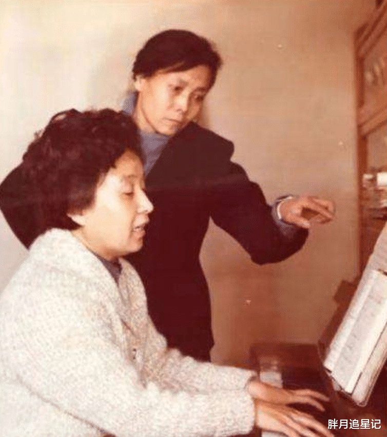 谷建芬|谷建芬的坎坷人生，早年生活艰辛，晚年丈夫爱女接连离世令人心疼