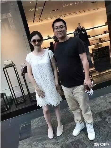 大S|大S被偶遇,踩布鞋十分平易近人,穿娃娃裙看起来真不像46岁的人