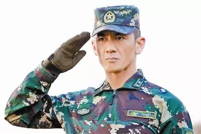 谭咏麟|“军旅一哥”任天野，婚后几十年为何0绯闻？看看妻子是谁就知道