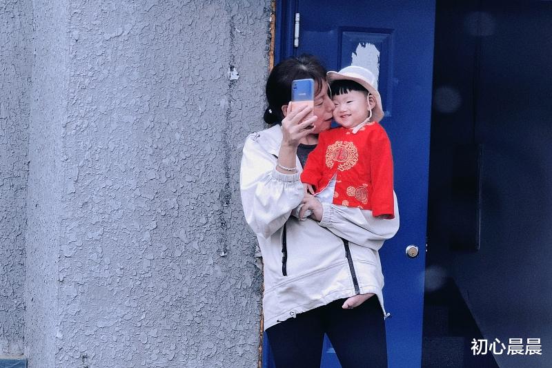 女儿跟奶奶顶嘴被父亲暴打，母亲上前阻拦被姑姐抱住，公公吃饭不忘添油加醋！