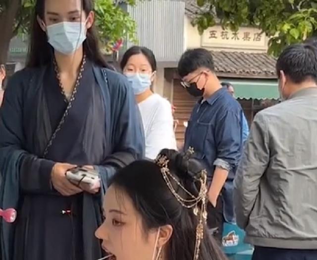 浙江一小伙穿汉服做核酸,排队女生反应亮了,网友:注意表情管理