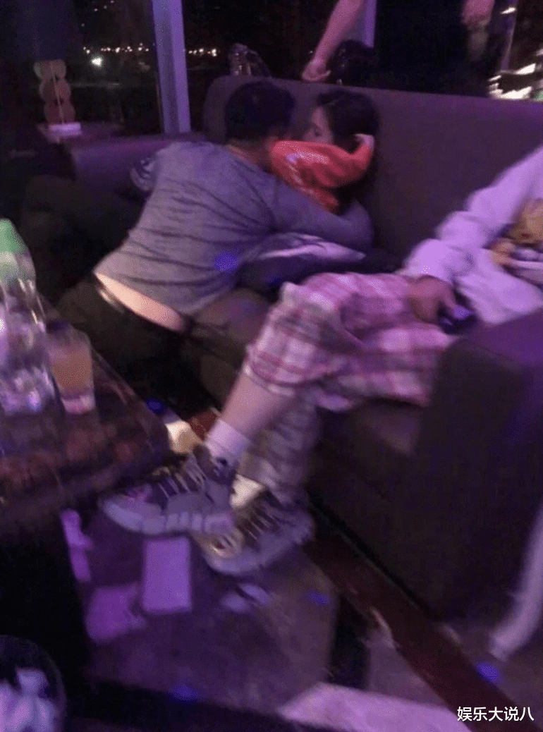 汪小菲|汪小菲好爸爸人设崩了？婚内和女生KTV拥吻搂抱，一直高调秀恩爱的她才是受害者