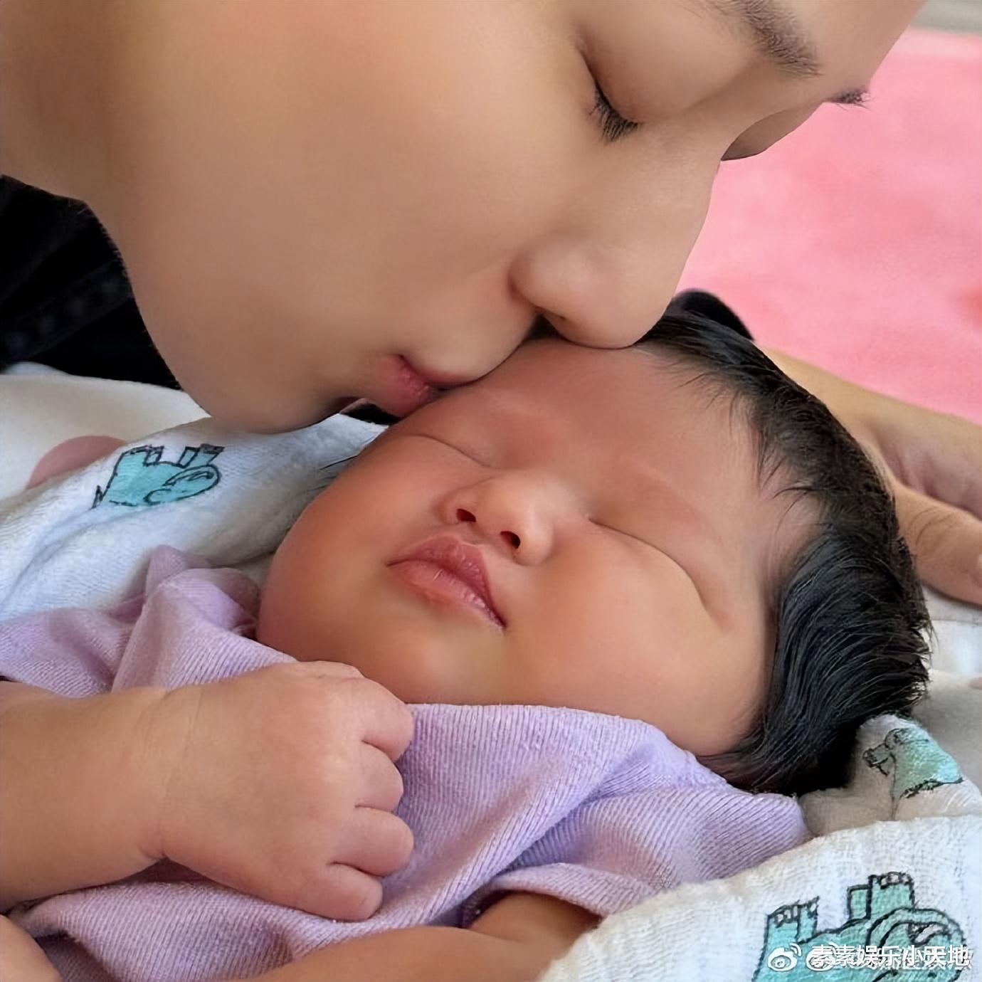 钟嘉欣|钟嘉欣三胎生女,晒一家五口的握手照,亲吻闭眼熟睡的女儿