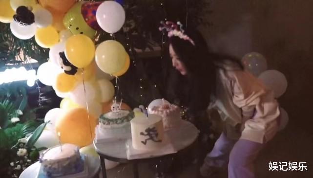 赵丽颖|赵丽颖庆生派对曝光,颖宝装扮乖巧,劈着叉许愿吹蜡烛太可爱