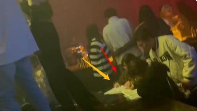 |高中生在夜店做试卷，网友丝毫不留情，直接评论：你打算上大专？