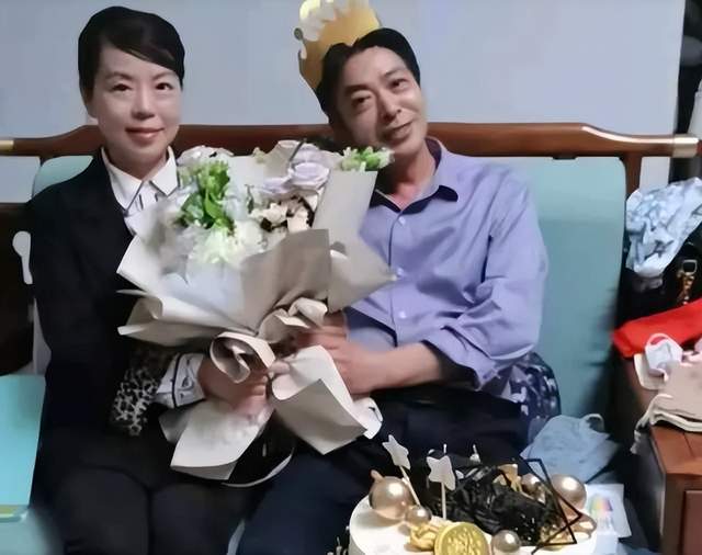 |杜新枝晒姚威旧照,家人合影显露端倪,姚威童年照穿女装显心酸