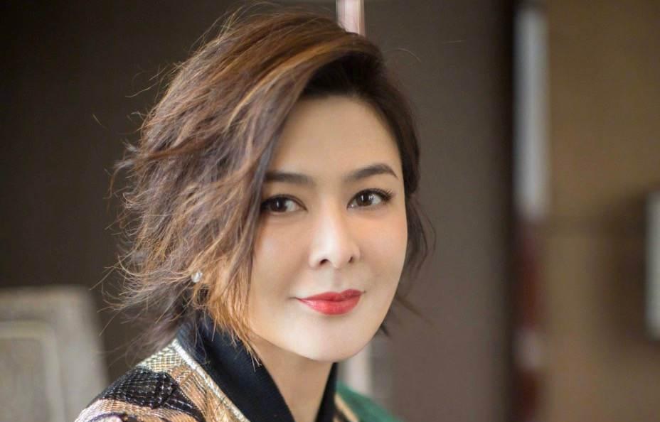 关之琳|大美人关之琳迎60岁大寿!状态冻龄穿搭新潮,脚上金色凉鞋抢镜