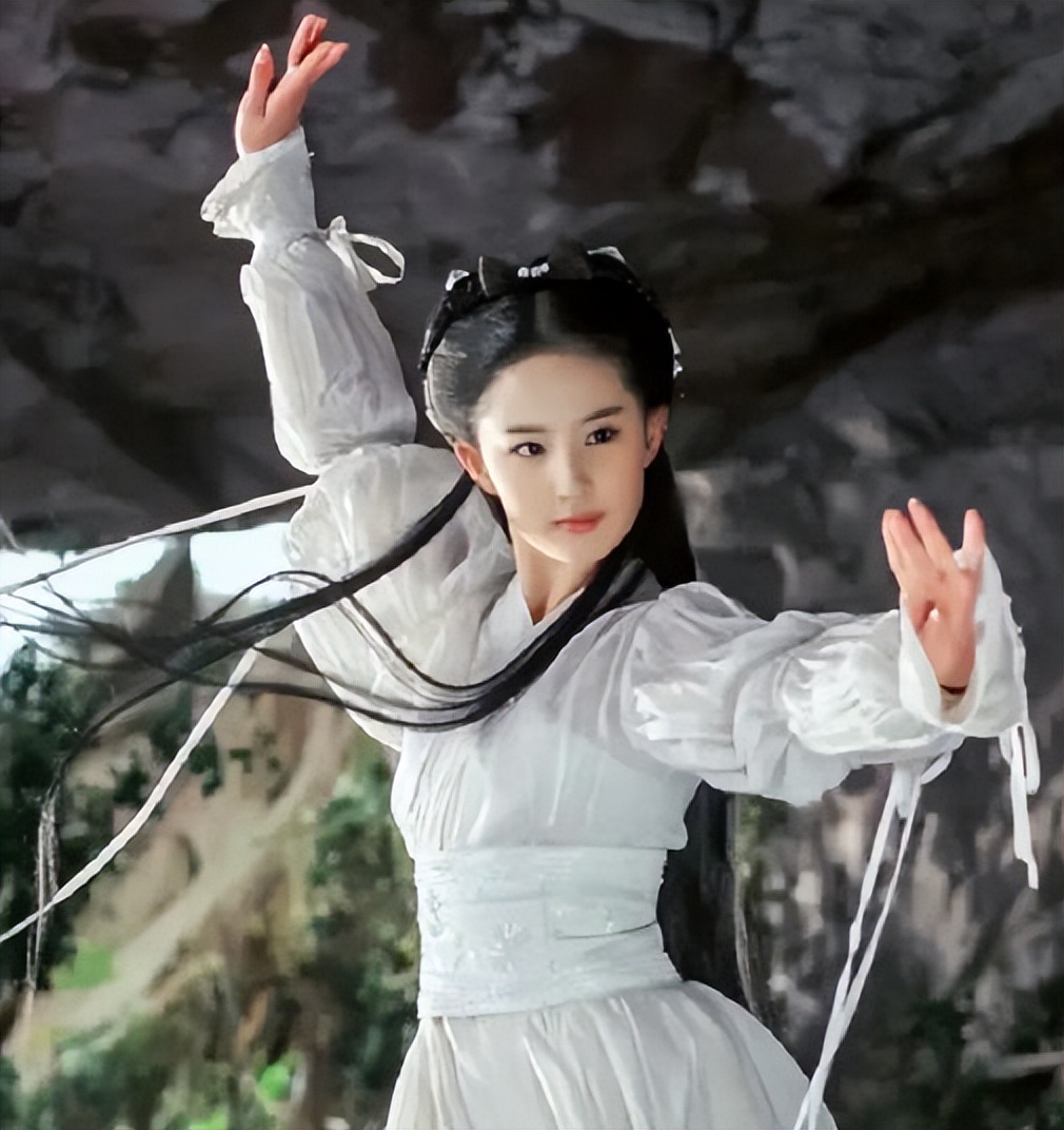 hbo|网友偶遇刘亦菲,夜晚结伴两人一同逛街