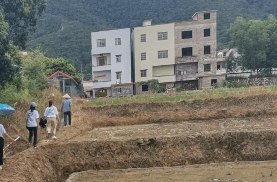 2018年,四川老农挖地发现一枚“铜钱”,刚一碰到口吐白沫进医院