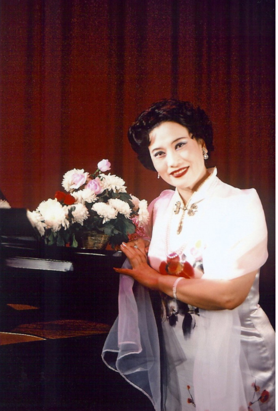 朱逢博|著名歌手朱逢博：30岁闪婚施鸿鄂，，今85岁守着丈夫骨灰生活14年