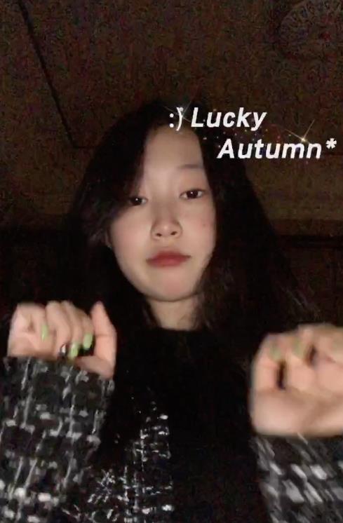 小沈阳|小沈阳15岁女儿显成熟，豪宅厕所跳热舞，手上一条小皮带近4千