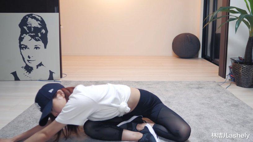 明星|女明星身材也那么卷？晒马甲线out了，现在流行像金晨这样晒腹肌