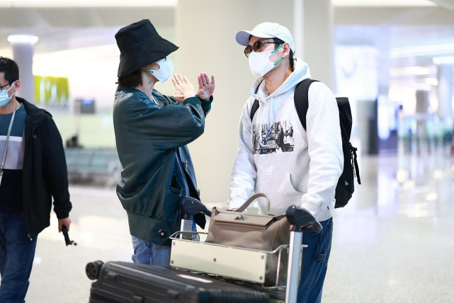 张歆艺|袁弘夫妇现身机场热聊不停感情好，张歆艺瘦回女神范天鹅颈抢镜