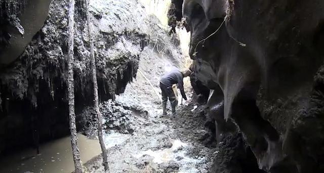 猛犸象墓地满目疮痍,骨头猎人用喷射泵冲毁冻土,盗取古生物骨骼