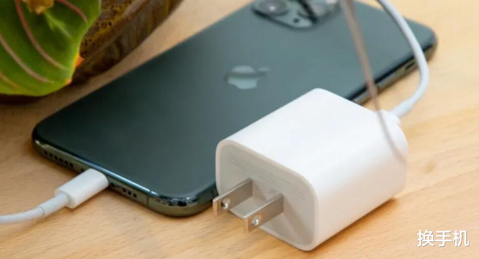 改用USB-C接口后，iPhone15会送充电器吗？