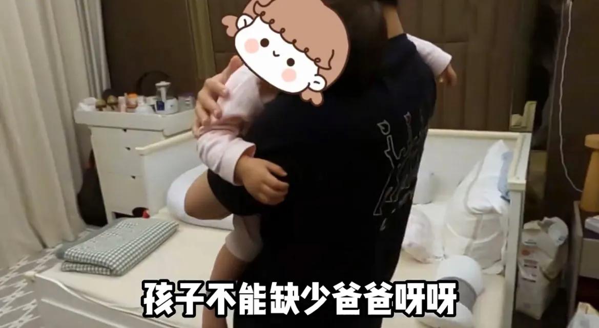 郑恺|苗苗晒老公郑恺回家vlog，一家团聚画面超有爱，Ana见爸爸笑不停