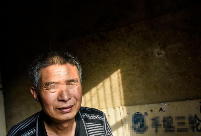 案例:男子把女友孩子培养成才,亲儿子辍学打工,如今他独尝苦果
