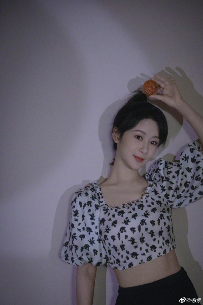 杨紫|杨紫中秋节晒露腰美照,手拿月饼姿势多变,恋情风波后瘦了许多!