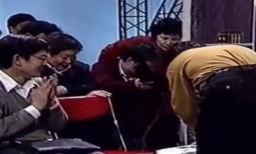 赵本山|赵本山香港演出回来烫了头发,鹿皮大衣当袄买,土到倪萍不好评价