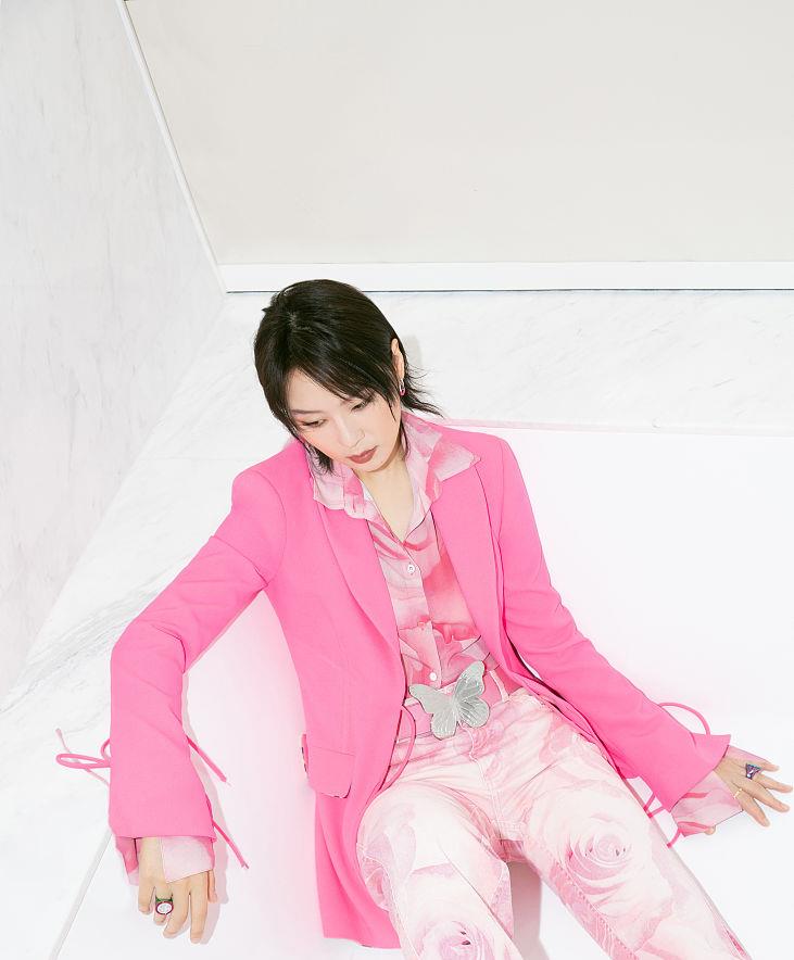 周笔畅|周笔畅粉色晕染风西装浪漫梦幻 新综艺《声生不息》唱功获赞
