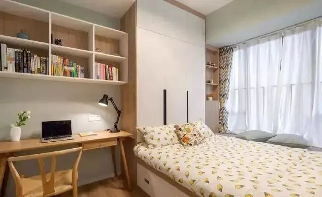 91平三室新房,把鞋柜放在门外,客厅背景墙打满柜子,太霸气实用