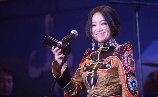 斯琴格日乐|她曾是知名女歌手，与恩师同居2年怀孕被抛弃，今53岁仍选择单身