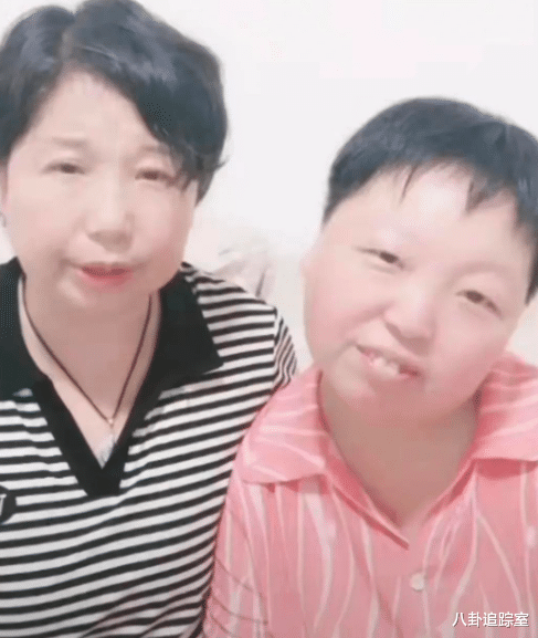 县委大院|杜新枝与女儿同框，穿衣打扮像姐妹，给其用凉水洗头，网友：毒妇