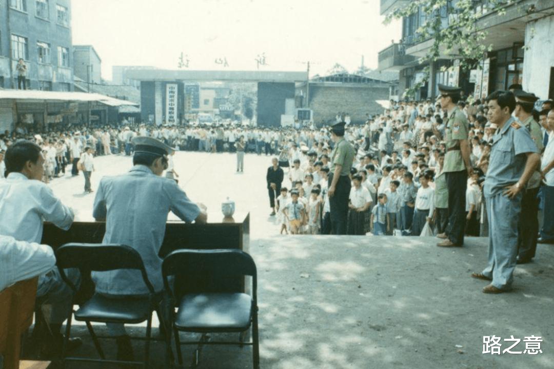 一双筷子逼出女杀人犯,宣判后数千人不愿离去!1990年四川复仇案