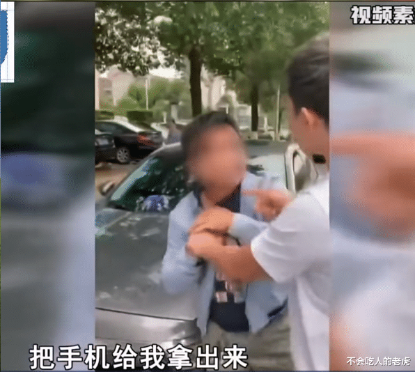 |男子拍违章车辆俩月赚32万，被车主当场抓住暴打，网友：难道违章还有理了？