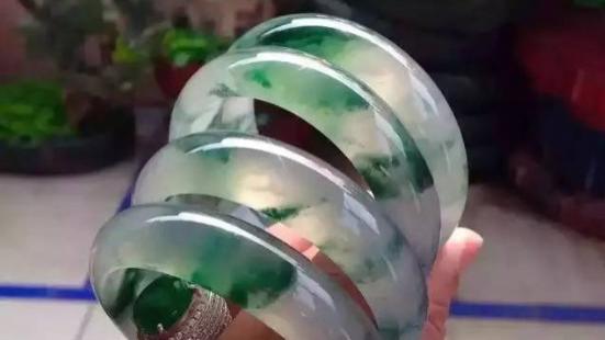 翡翠|翡翠原石该收藏哪些好？收藏时要注意哪些？什么样的翡翠原石适合长期收藏？