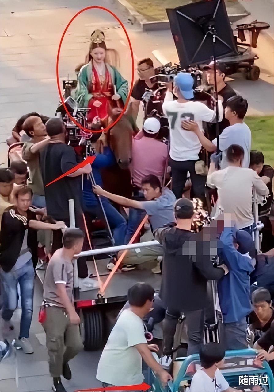 公主抱|男明星现在拍公主抱的戏份，吊威亚、抬担架都成了标配了吗？