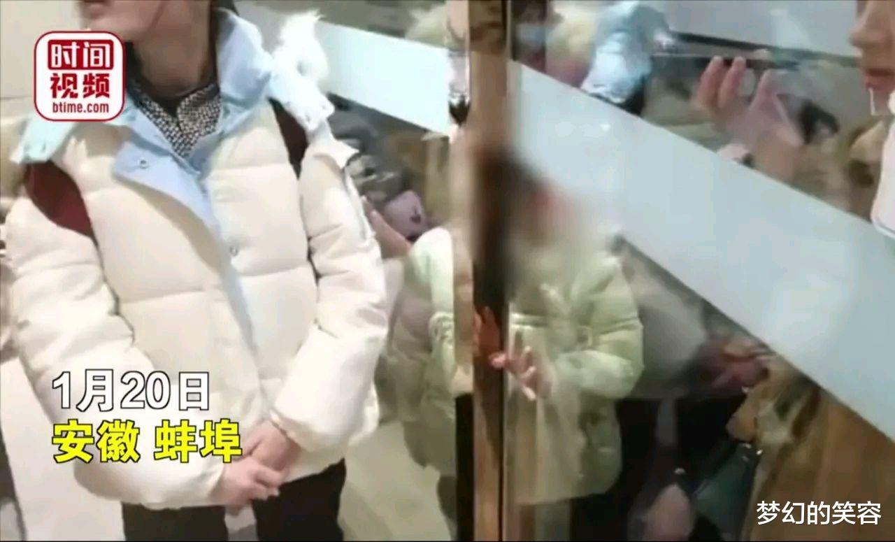 安徽蚌埠：小女孩被夹商场玻璃门，物业经理竟阻拦消防员救人