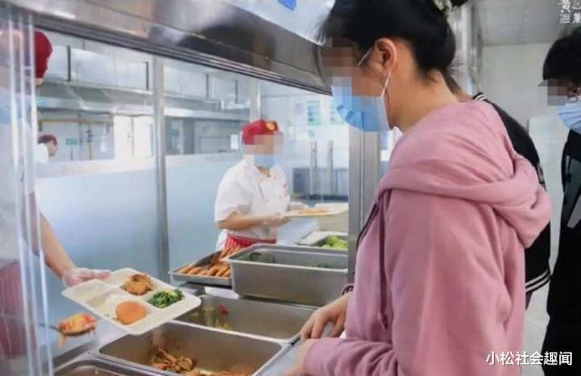 案例:高校女生忘带饭卡,阿姨好心打饭给她,没想到被她举报罚2万