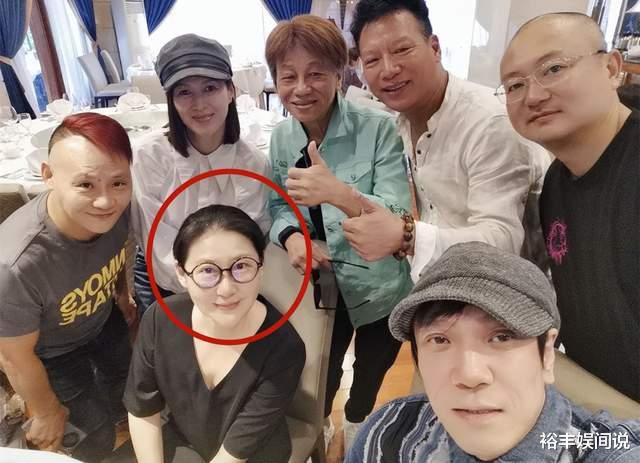 男团|午马小23岁遗孀近况！戴边框眼镜穿着性感，热情与一众港星聚餐