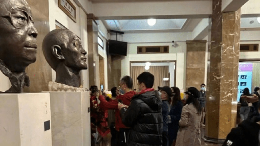 胡军|胡军儿子14岁身高一米八！现身剧院接妈妈下班，五官清秀似爸爸