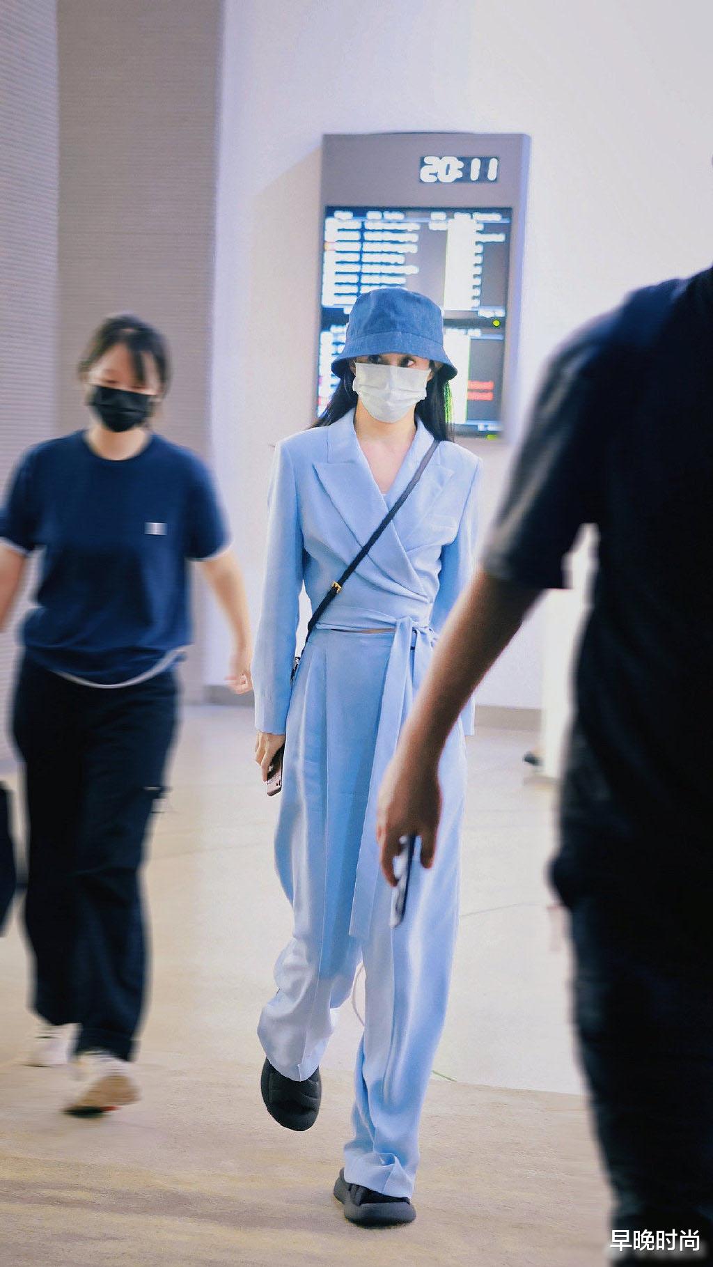 赵丽颖终于有女强人样了！穿职业装清爽干练，拖鞋配袜子真潮流