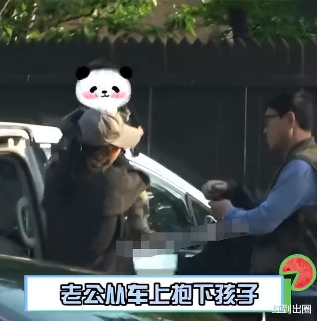 白百何|白百何一家三口出游被拍!老公张思麟首次抱娃露面,二胎儿子身高猛长