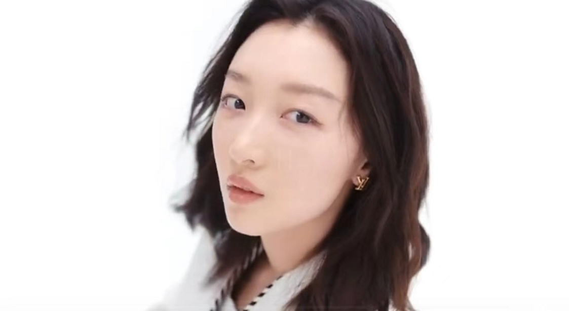 周冬雨|周冬雨逆袭刘亦菲成LV长公主！穿白裙跟国际影后同框，气场竟不输