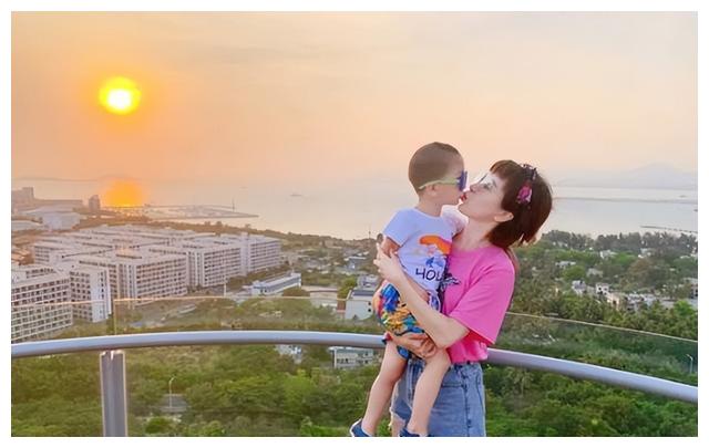 金巧巧|金巧巧、于冬:人前恩恩爱爱,人后各玩各的