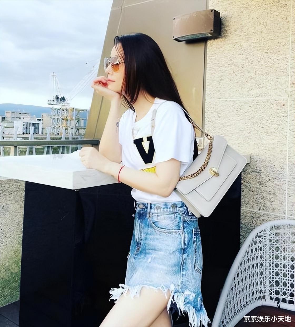 林心如 林心如穿裙子迎夏至：楼顶上凹造型格外漂亮，气质优雅迷人