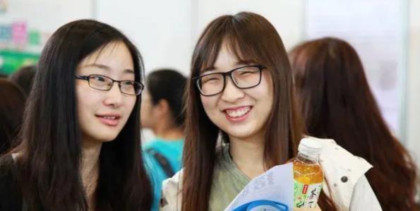 00后|00后与90后在职场的区别，一张私企工作照，两代人的差距显露无疑