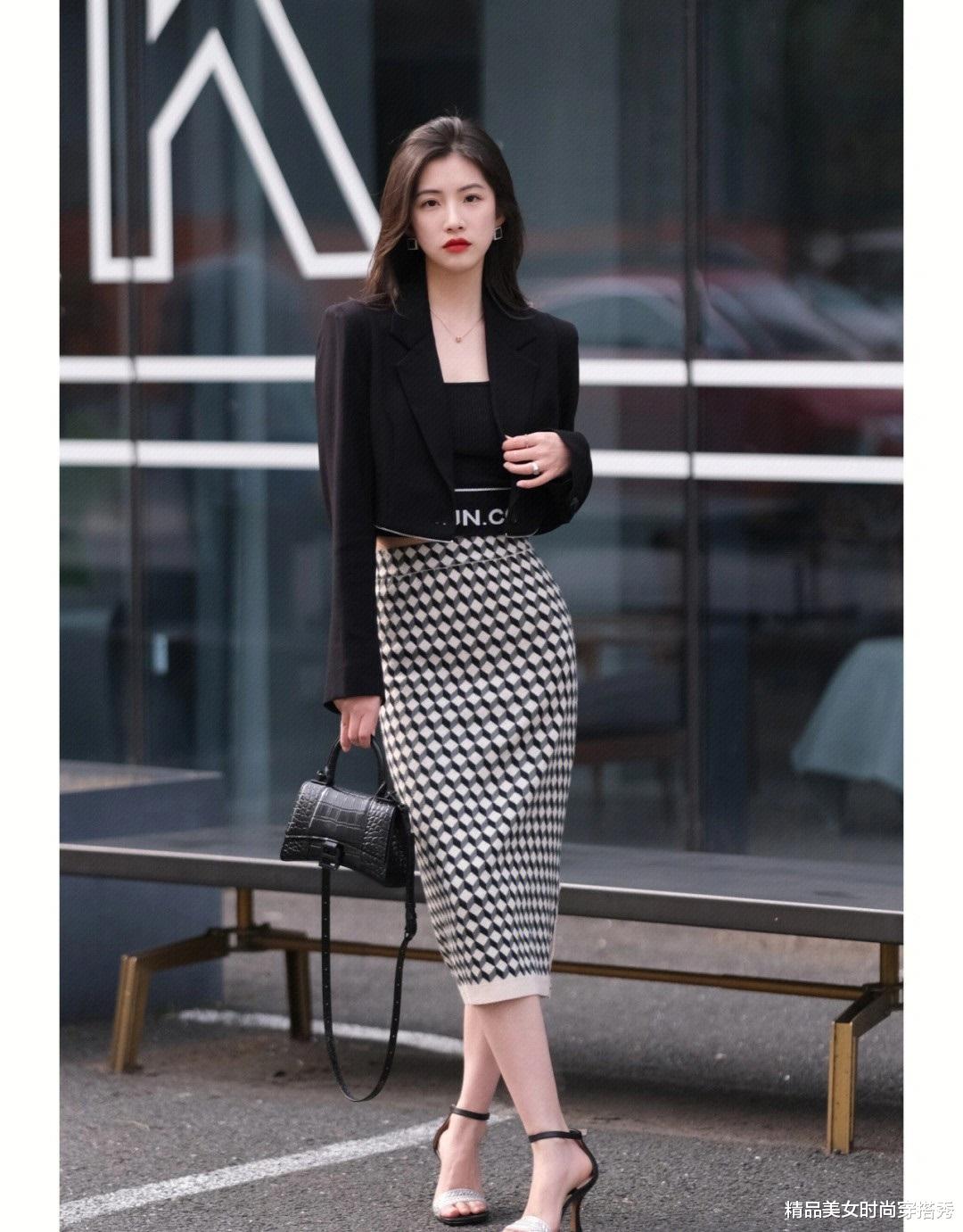 西装|西装+短裤通勤风满满的穿搭,让你的职场生活甜酷十足
